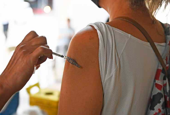 Imunizante está disponível em todos os centros de saúde para pessoas a partir de 18 anos - Foto: Eduardo Lopes/Divulgação PMC
