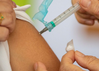 Imunizante é aplicado em quem já recebeu pelo menos duas doses das vacinas monovalentes - Foto: Fabio Rodrigues Pozzebom/Agência Brasil