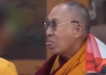 No vídeo é possível ver o Dalai Lama pedindo ao menino para o beijar na boca e mostrando a língua - Foto: Reprodução Redes Sociais