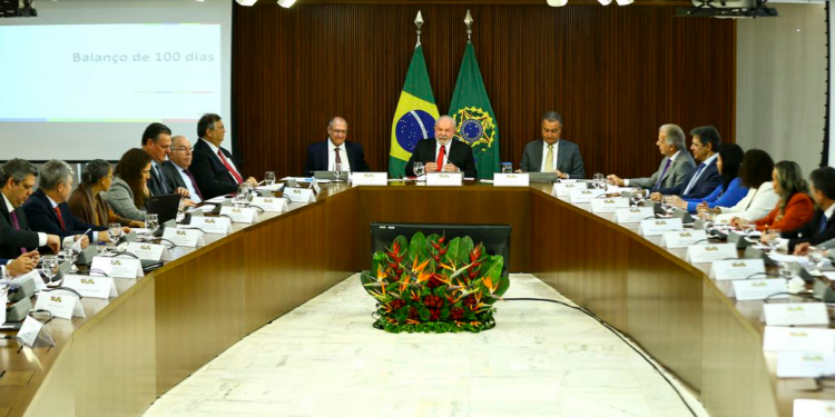 Reunião com ministros: presidente retoma agendas públicas após se tratar de pneumonia - Foto: Marcelo Camargo/Agência Brasil