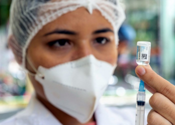 Enfermeira se prepara para administrar uma vacina contra a Covid-19 no norte do Brasil - Foto: Opas/Karina Zambrana/Via ONU News