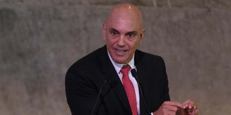 Moraes dá 48 horas para Polícia Federal ouvir o ex-ministro do GSI