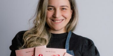 A escritora Jane Lutti e seu livro "Comida é Memória": 23 histórias de cozinha para aquecer o coração - Foto: Divulgação