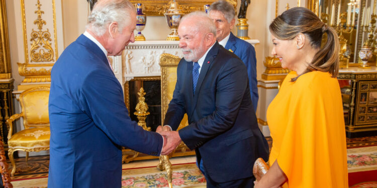 Rei Charles III é coroado em Londres após cerimônia grandiosa