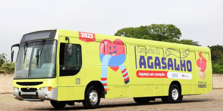 Ônibus adesivado para a coleta de roupas para famílias necessitadas ficará estacionado no Largo do Rosário, de segunda a sábado - Foto: Divulgação