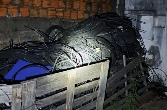 Guardas encontraram cerca de uma tonelada de cabeamento telefônico - Foto: Divulgação PMC