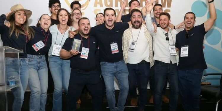 Gestores e funcionários da startup celebram o prêmio em Ribeirão Preto, Interior de São Paulo; agro de precisão Foto: Reprodução/redes sociais