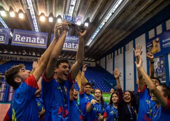 Equipe do Colégio Dom Barreto, de Campinas,comemora a conquista do título. Foto: Pedro Teixeira/Vôlei Renata