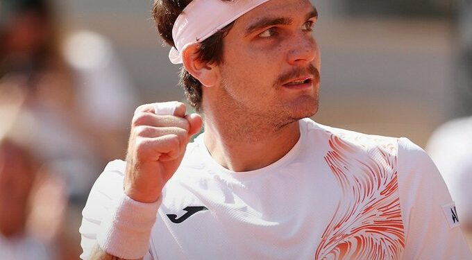 Brasileiro supera número 2 Medvedev na estreia em Roland Garros
