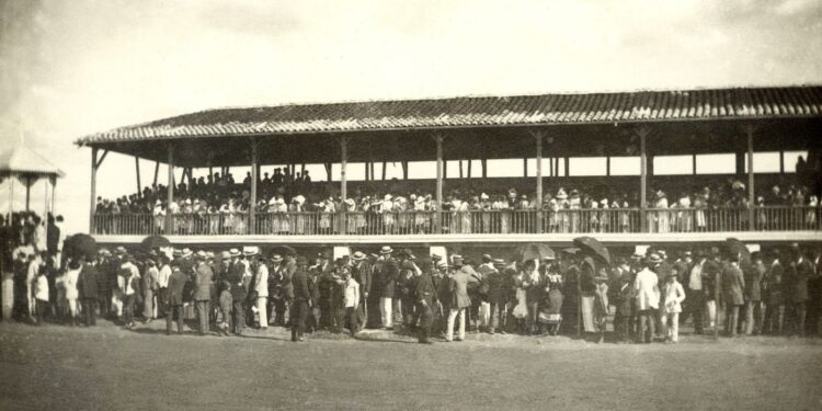 O Dérbi número 7 foi disputado no dia 21 de maio de 1916, no campo do antigo Hipódromo Campineiro. Foto: Reprodução/Acervo V8 (CMU)