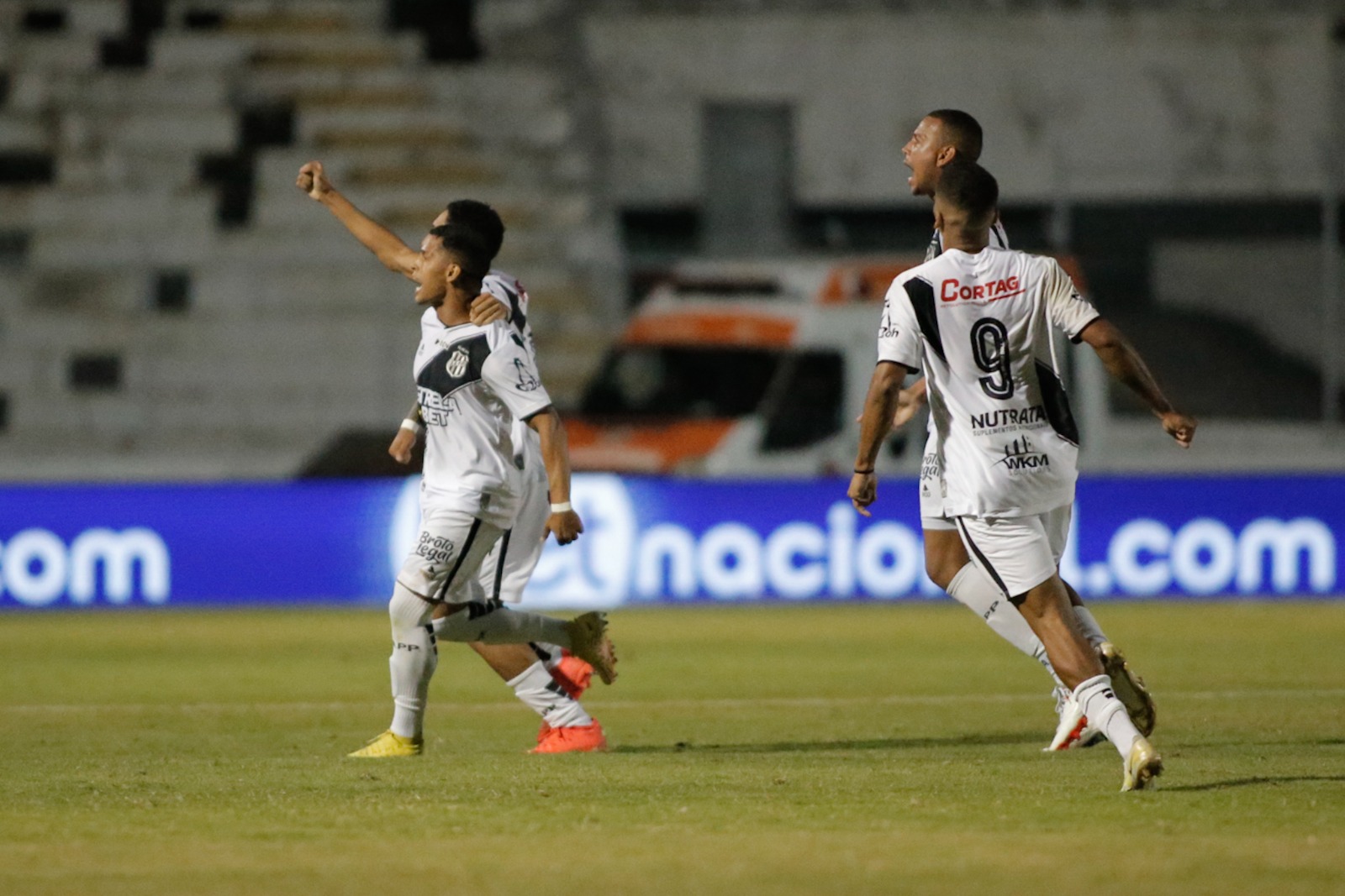 Vila Nova vence o Botafogo-SP por 3 a 1 e fica a três pontos do G4