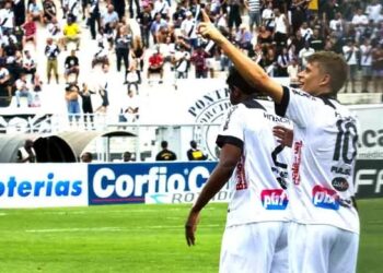 Adrianinho comemora gol no duelo contra o Ceará no Majestoso, há nove anos. Foto: Fábio Leoni/Ponte Press