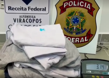Roupas do passageiro estava engomadas com cocaína. Foto: Divulgação/PF