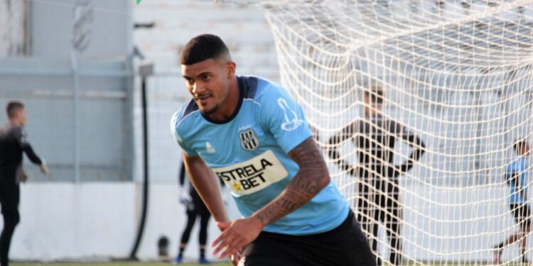 Com torcida única no Majestoso, Ponte tenta carimbar faixa de campeão do Ceará