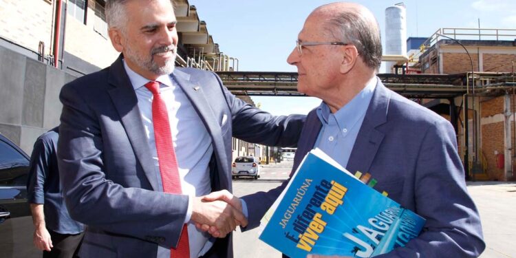 Após voltar de licença, Gustavo Reis recebe Alckmin em agenda pública