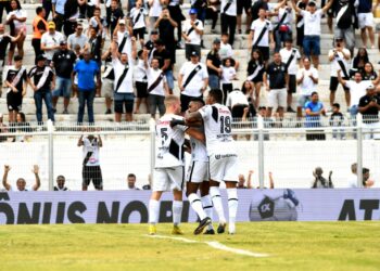 Ponte Preta vence Vila Nova, quebra “maldição” e deixa a zona da degola