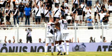 Pablo Dyego celebra com seus companheiros o único gol da partida: ótimo resultado no Majestoso - Foto:  Foto: Marcos Ribolli/PontePress