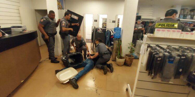 Simulação da PM envolve até helicóptero e altera rotina no Centro de Valinhos