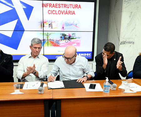 O prefeito Dário Saadi durante solenidade de assinatura das novas obras de ciclovias em Campinas - Foto: Carlos Bassan/Divulgação PMC