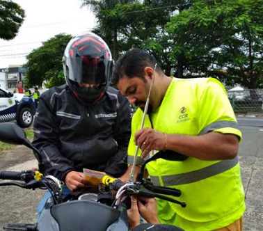 Ação educativa orienta motociclistas e instala antenas corta-pipa