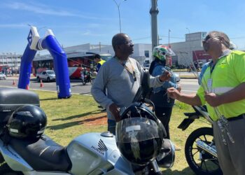 Educadores distribuíram antenas corta-pipa e folhetos informativos, orientando os motociclistas sobre como fazer escolhas seguras no trânsito - Foto: Divulgação