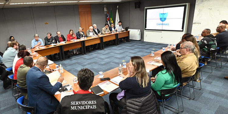 Reunião no Paço entre representantes do sindicato e do governo Dário/Wandão: negociação em andamento - Foto: Carlos Bassan/PMC/Divulgação