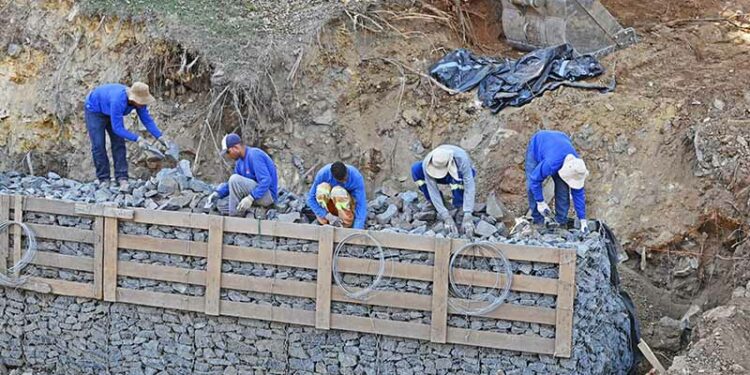 Mais de 330 metros de muro de gabião já foram construídos - Foto: Eduardo Lopes/PMC/Divulgação