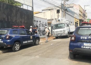 Viaturas durante a abordagem dos policiais e dos guardas municipais Foto: Divulgação