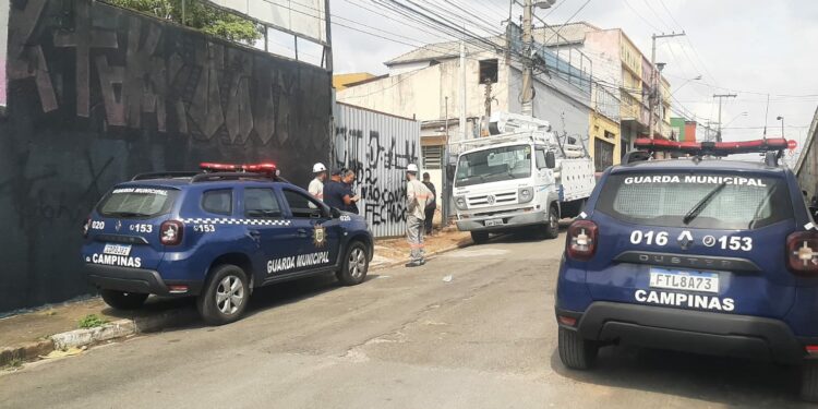 Viaturas durante a abordagem dos policiais e dos guardas municipais Foto: Divulgação
