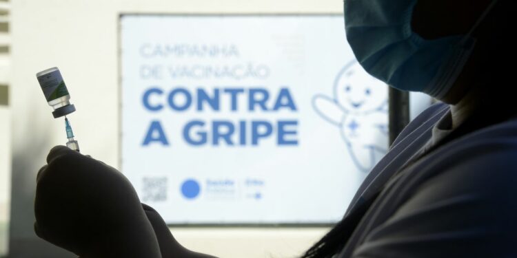 A ampliação do público-alvo da vacina contra a gripe entra em virgo nesta segunda-feira (15). Foto: Tomaz Silva/Agência Brasil