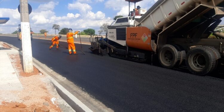 Duplicação da Estrada Municipal Sabina Baptista começa a ser asfaltada