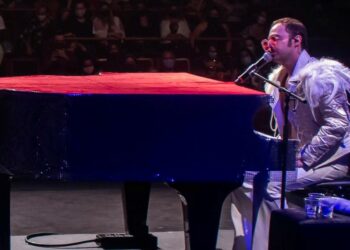 O cantor e pianista Rafael Dentini: homenagem a Elton John, um dos maiores artistas de todos os tempos. Fotos: Divulgação