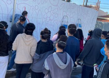 Estudantes durante prática das aulas de grafite: projeto visa promover a democratização do acesso à cultura, lazer e entretenimento - Foto: Divulgação