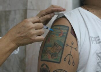 Vacina bivalente contra a Covid tem sido recomendada e reforçada pelas autoridades da saúde: mesmo com fim da emergência, doença pode matar Foto: Rovena Rosa/Agência Brasil