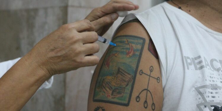 Vacina bivalente contra a Covid tem sido recomendada e reforçada pelas autoridades da saúde: mesmo com fim da emergência, doença pode matar Foto: Rovena Rosa/Agência Brasil
