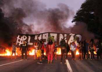 Guaranis da Terra Indígena Jaraguá, em São Paulo, bloquearam a Rodovia dos Bandeirantes, no sentido São Paulo, contra a votação do PL 490/2007 - Foto: Rovena Rosa/Agência Brasil