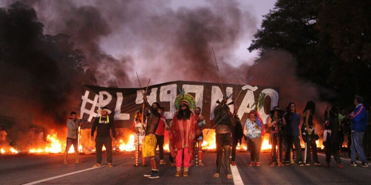 Guaranis da Terra Indígena Jaraguá, em São Paulo, bloquearam a Rodovia dos Bandeirantes, no sentido São Paulo, contra a votação do PL 490/2007 - Foto: Rovena Rosa/Agência Brasil