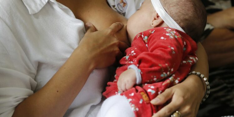 Mães que precisam se ausentar do trabalho por motivo de nascimento do bebê têm direito ao benefício Foto: Divulgação