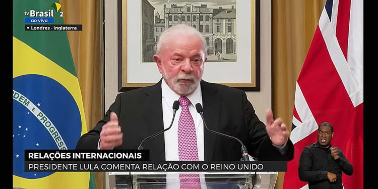 Presidente Luiz Inácio Lula da Silva fala com jornalistas após a cerimônia de coroação do Rei Charles III - Foto: Reprodução/TV Brasil