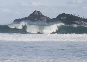 Mar de ressaca com ondas fortes na praia da Barra da Tijuca após passagem de ciclone extratropical que atingiu a região Sul do País e foi para o oceano - Foto: Fernando Frazão/Agência Brasil