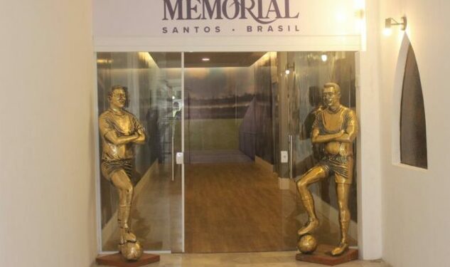 Duas estátuas douradas de Pelé decoram a entrada do Mausoléu em Santos. Foto: Divulgação