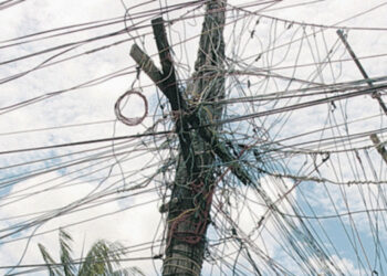 Emaranhado de fios nos postes é um risco à segurança da população Foto: Arquivo