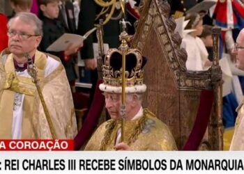 Rei Charles III já com a coroa no trono britânico Foto: Reprodução/CNN/YouTube