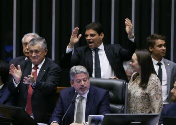 Lira e, ao fundo, Cajado: votada urgência para o projeto de lei complementar que fixa novo regime fiscal - Foto: Lula Marques/Agência Brasil