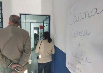 Pessoas na fila da vacina: Ministério da Saúde determinou a liberação na última sexta-feira. Foto: Leandro Ferreira/Hora Campinas