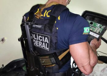 Agente da PF atua na Operação Sem Mega, contra empresa suspeita de monitorar ações policiais, no Rio de Janeiro - Foto: Polícia Federal-RJ
