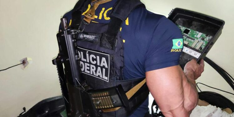 Agente da PF atua na Operação Sem Mega, contra empresa suspeita de monitorar ações policiais, no Rio de Janeiro - Foto: Polícia Federal-RJ