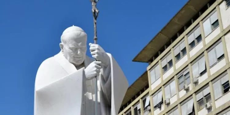 Estátua do Papa Francisco na frente do Gemelli Hospital. Foto: Vaticano News/Divulgação