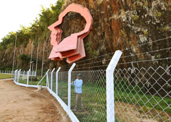 Alambrados foram instalados ao redor dos paredões de pedra para segurança do público. Foto: Carlos Bassan/PMC