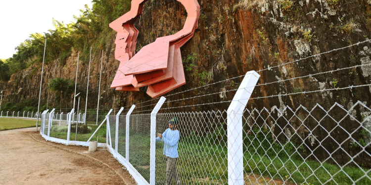 Alambrados foram instalados ao redor dos paredões de pedra para segurança do público. Foto: Carlos Bassan/PMC